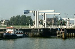 264px-Ophaalbruggen over delflandsluis Vlaardingen.jpg