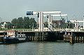 264px-Ophaalbruggen over delflandsluis Vlaardingen.jpg